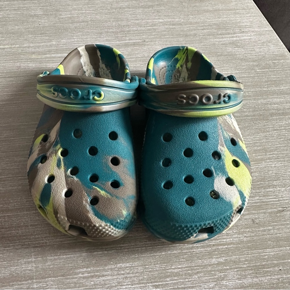 Marbled Crocs - Picture 2 of 7